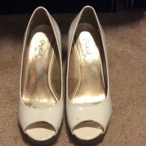 White peep toe wedges 👠